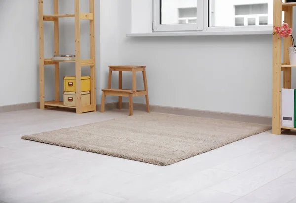 Hermosa alfombra ligera en el suelo en interiores — Foto de Stock