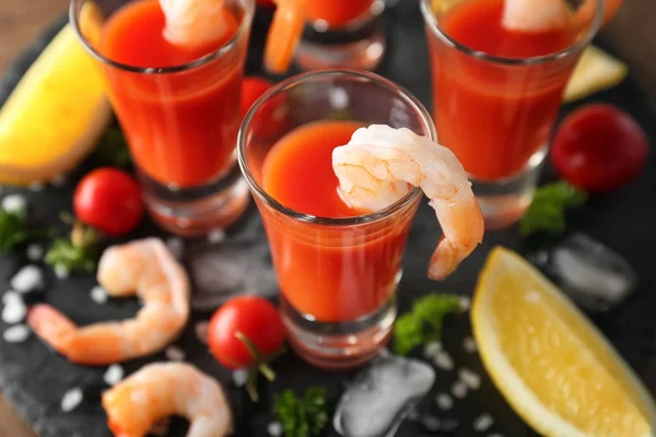 Camarões e molho de tomate em copos — Fotografia de Stock