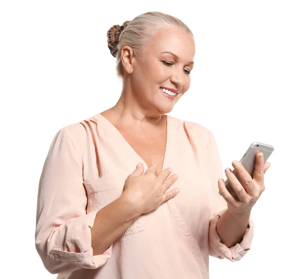 Старша жінка, використовуючи мобільний телефон, ізольована на білому — стокове фото