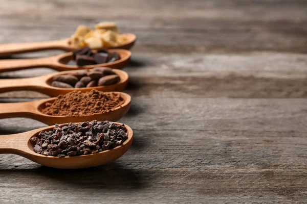 Kaşık farklı kakao ürünleri ile — Stok fotoğraf
