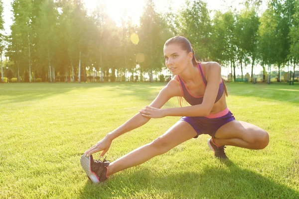 Mujer joven deportiva entrenando en el parque — Foto de Stock