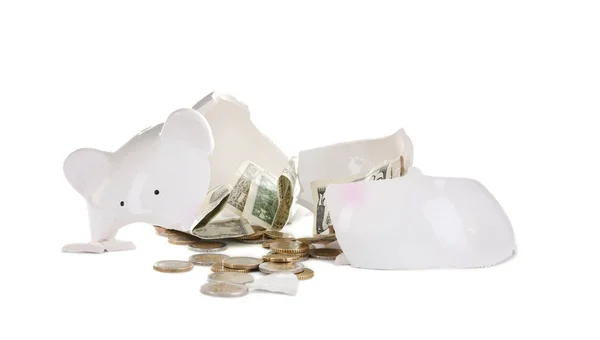 Kaputtes Sparschwein mit Geld auf weißem Hintergrund — Stockfoto