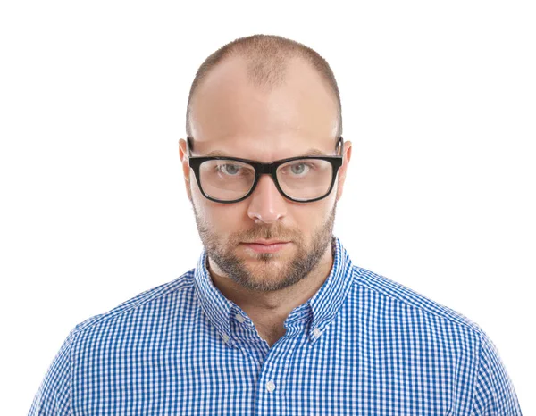 Jeune homme avec des lunettes sur fond blanc — Photo