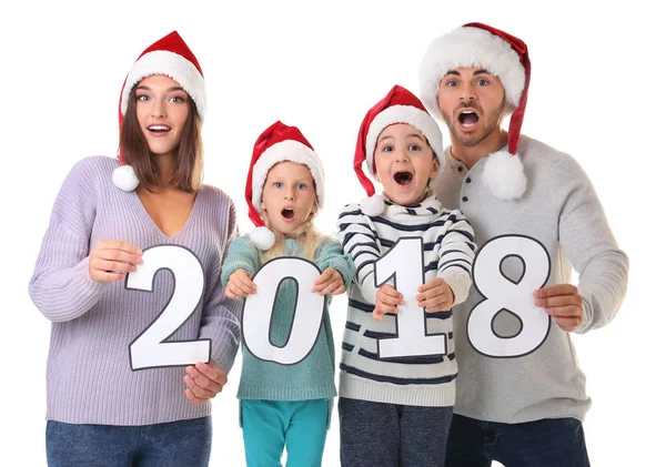 Familia feliz con figuras de papel 2018 sobre fondo blanco. Concepto de celebración de Navidad —  Fotos de Stock