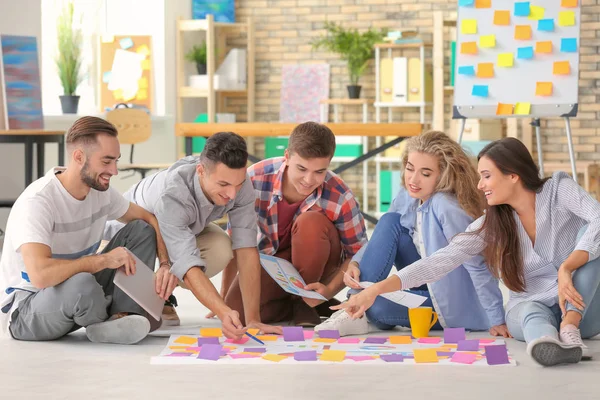 Equipo de jóvenes profesionales empresariales que se reúnen en la oficina — Foto de Stock