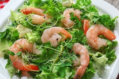 Lezzetli taze karides salatası 