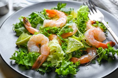 Lezzetli taze karides salatası 