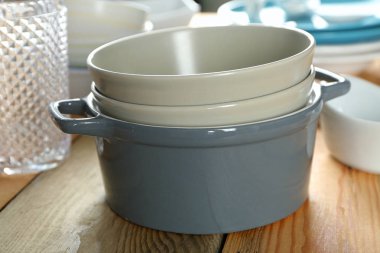 Yemekleri masada yığını