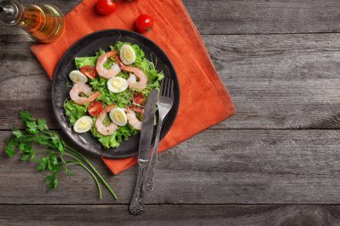 Lezzetli taze karides salatası 