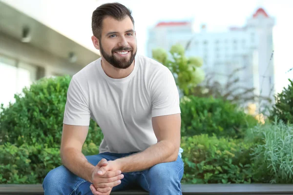 Hombre guapo en ropa casual al aire libre —  Fotos de Stock