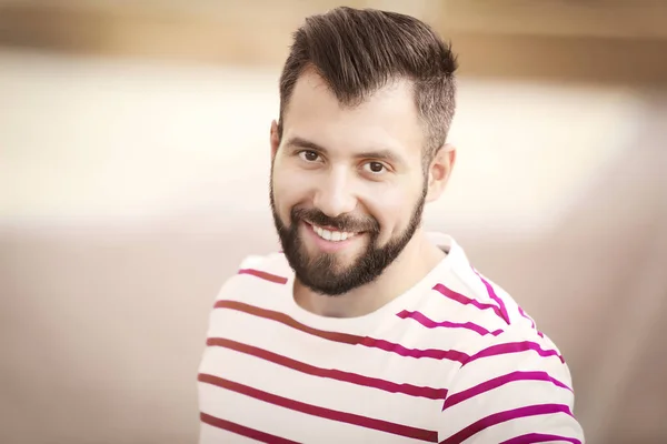 Hombre guapo en ropa casual al aire libre — Foto de Stock