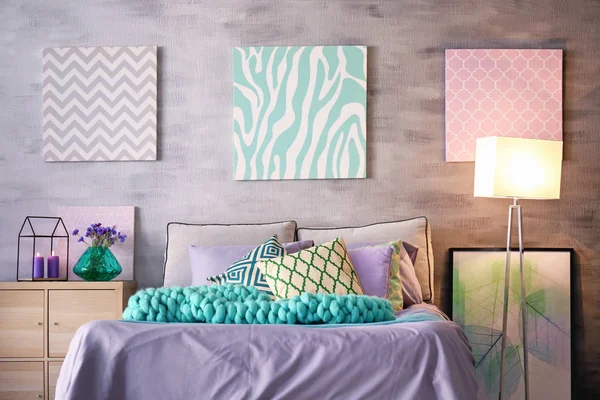 현대적인 인테리어에 라일락 악센트입니다. 베개와 방에 무늬 편안한 침대 — 스톡 사진