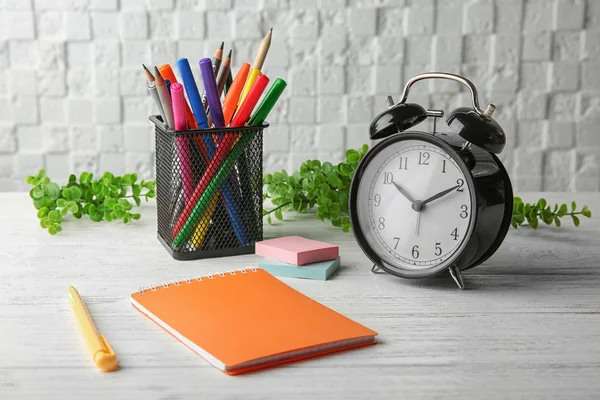 Concepto de gestión del tiempo. Composición con despertador en mesa de madera —  Fotos de Stock