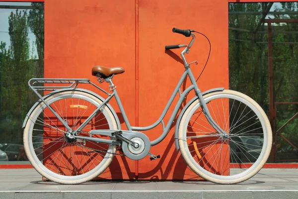 Ретро велосипед припаркован — стоковое фото