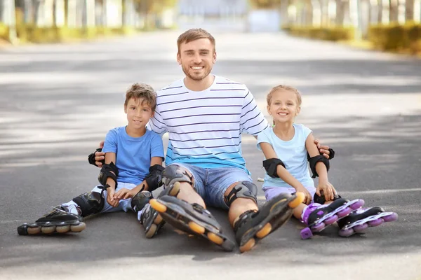 Famiglia con pattini a rotelle nel parco — Foto Stock