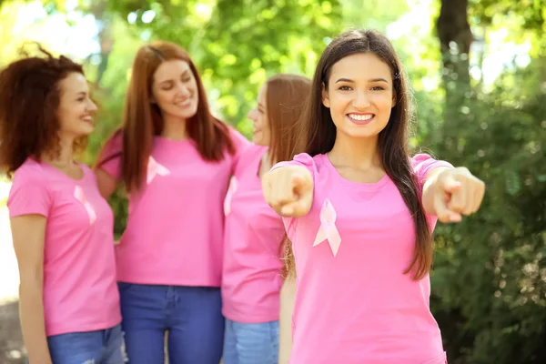 Mujer joven en camiseta rosa al aire libre. Concepto de conciencia sobre el cáncer de mama — Foto de Stock