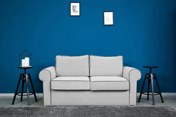 A nappaliban kényelmes kanapé — Stock Fotó