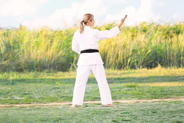 Junge Frau praktiziert Karate — Stockfoto
