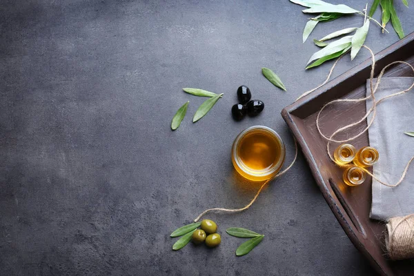 橄榄与油 grunge 桌子上的托盘 — 图库照片