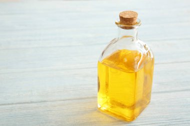 Hafif ahşap arka plan üzerine cam şişe