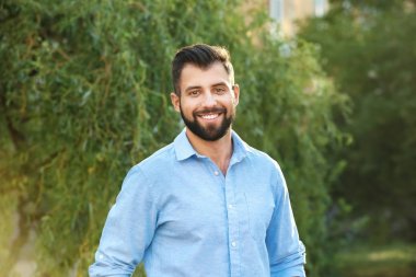 Yeşil park yakışıklı adam