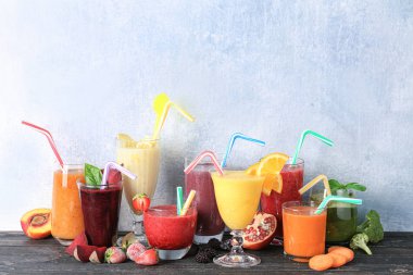 Cam açık renkli karşı masada farklı smoothies ile