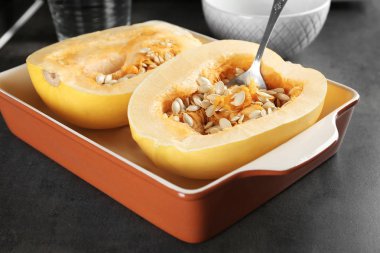 Spagetti squash masada pişirme çanağı içinde kesmek