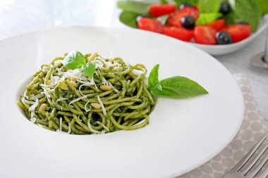 fesleğen pesto soslu makarna  