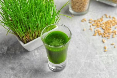 Filizlenmiş buğday ve sağlıklı çimen suyu masada çekim