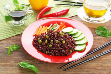 Plaka ile kırmızı pirinç ve sebze ahşap tablo