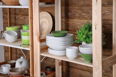 Reyonlar, ahşap duvar arka plan üzerinde yemekleri ile mutfak