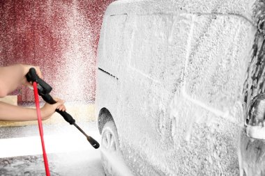 Adam araba yüksek basınçlı su ile Temizleme