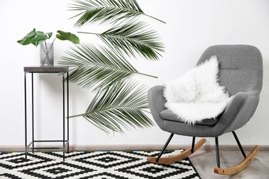 Tropikal yaprakları ile dekore edilmiş oda şık iç