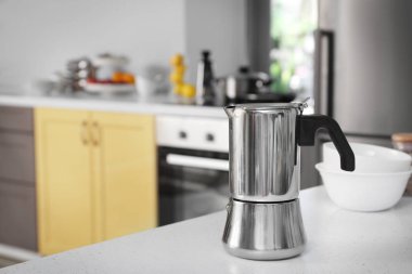 Modern mutfak masada kahve makinesi