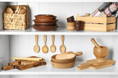 Raflarda farklı mutfak eşyaları