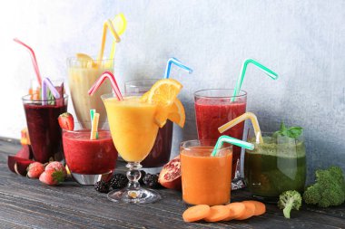 Cam açık renkli karşı masada farklı smoothies ile