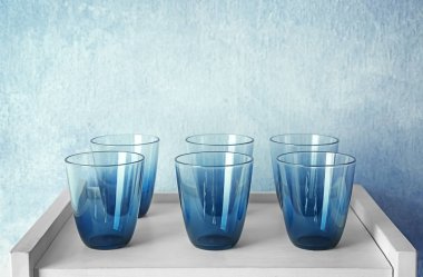 Gözlük masada dizi