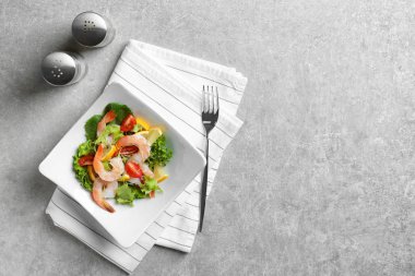 Lezzetli taze karides salatası 