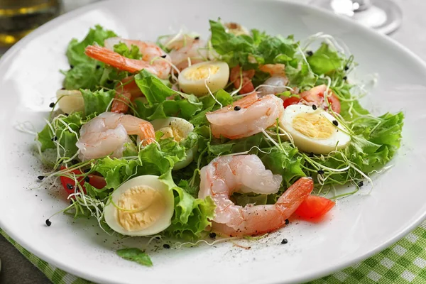 Lezzetli taze karides salatası 