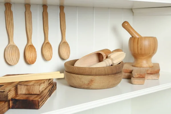 Conjunto de utensílios de cozinha de madeira na prateleira — Fotografia de Stock