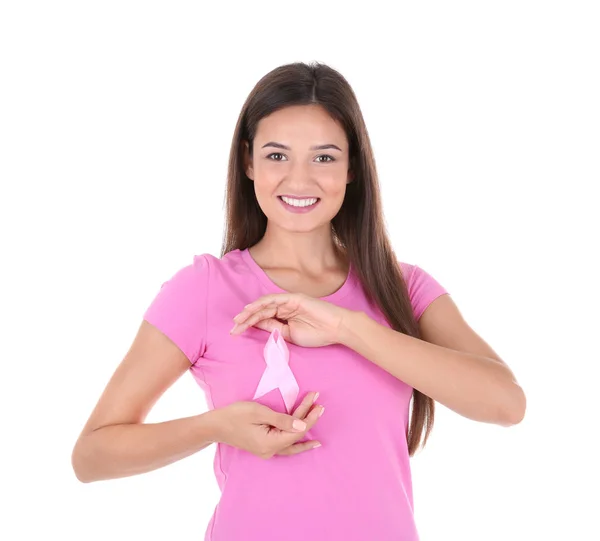 Mujer joven en camiseta rosa sobre fondo blanco. Concepto de conciencia sobre el cáncer de mama — Foto de Stock