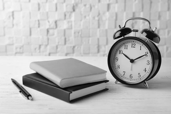 Time management concept. Samenstelling met wekker op houten tafel — Stockfoto