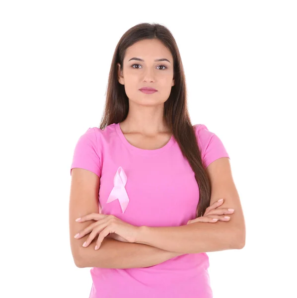 Mujer joven en camiseta rosa sobre fondo blanco. Concepto de conciencia sobre el cáncer de mama — Foto de Stock