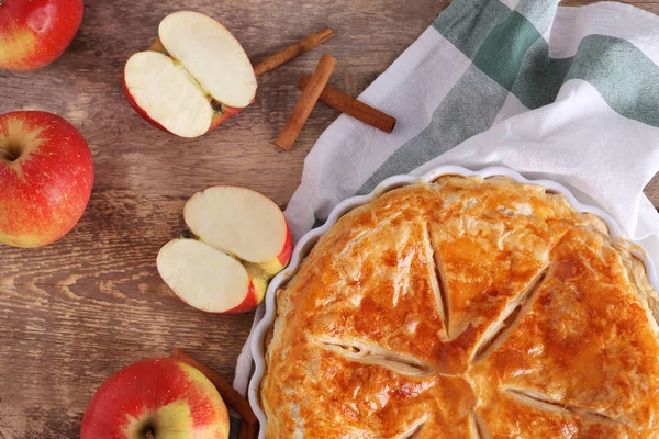 Delicioso pastel con manzanas sobre fondo de madera —  Fotos de Stock