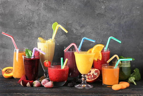 Cam masa gri arka plan üzerinde farklı smoothies ile