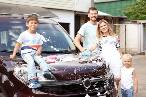 Šťastná rodina mytí auta venku — Stock fotografie