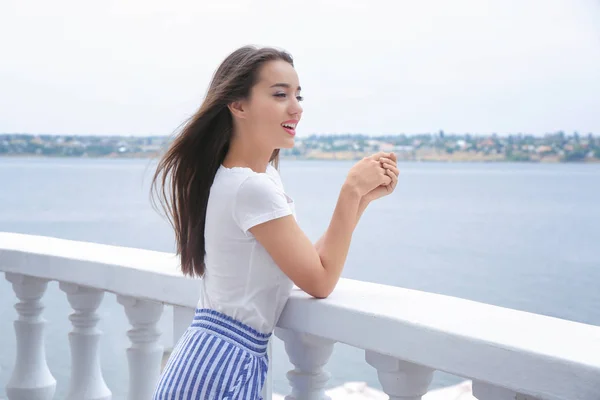 Jovencita relajándose al aire libre —  Fotos de Stock