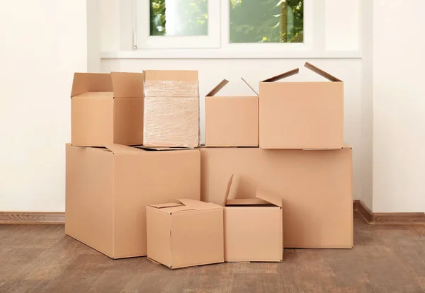Move house Konzept. Kartons auf dem Boden im leeren Raum — Stockfoto