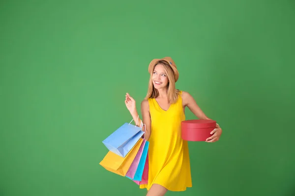 Mulher bonita com sacos de papel — Fotografia de Stock