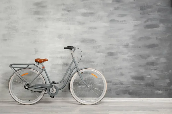 Ретро велосипед припаркован — стоковое фото